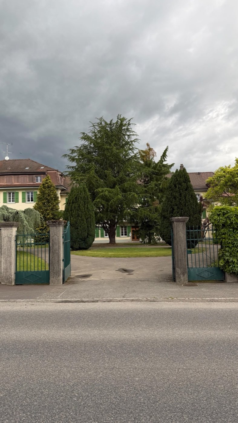 Le portail d'entrée du bâtiment, Au Village 11 à Montet (Broye)